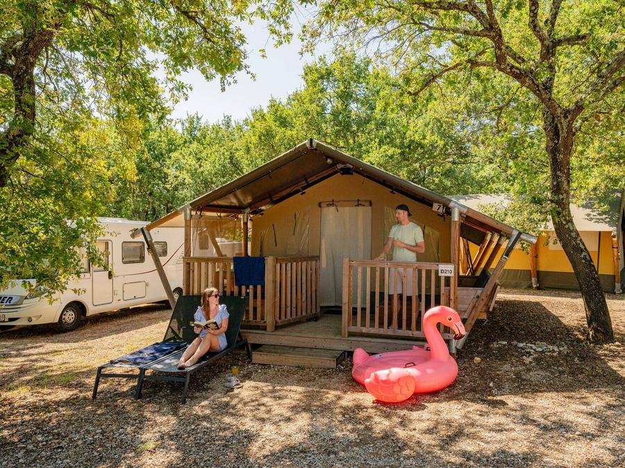Camping Pas Cher vous présente avec son site Officiel campingpascher.fr, le Camping Cisano San Vito classé 4 étoiles, situé sur la commune de Ciscino Di Bardolino dans le département Vérone (Vénétie) en Italie. Le camping Cisano San Vito, vous présente un hébergement de type tente en toile et bois de 35 m². Le camping Cisano San Vito vous propose du dimanche 20 septembre au dimanche 27 septembre 2026, en promotion à -24% pour 7 nuits à 415 € au lieu de 547,0 € soit une Économie de 132 €. Cette location propose 12 dates différentes pour réserver votre séjour. Découvrez également les 13 autres gammes d'hébergements du camping. Les Avis clients pour le Camping Cisano San Vito sont de 7 sur 10. LacRivière, Parc aquatique, Piscine extérieure, Animations familiales, Club enfants, Aire de jeux enfants, Baby-foot, Canoë-kayak, Centre équestre, Court de tennis, Cyclisme, Golf, Paddle, Parcours sportif, Ping-pong, Pédalo, Structure gonflable enfants, Terrain de basketball, Terrain de football, Terrain de volley-ball, Terrain multisports, Trampoline, Bar, Pizzeria, Plats à emporter, Restaurant, Snack/Bar, Épicerie,... En savoir plus : cliquez-ICI.
