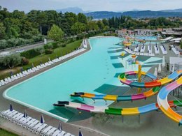 Camping Pas Cher vous présente avec son site Officiel campingpascher.fr, le Camping Cisano San Vito classé 4 étoiles, situé sur la commune de Ciscino Di Bardolino dans le département Vérone (Vénétie) en Italie. Le camping Cisano San Vito, vous présente un hébergement de type mobil-home de 24 m² pour 2 personnes avec climatisation. Le camping Cisano San Vito vous proposeun séjour PAS CHER avec une REMISEdu sam. 17 octobre au sam. 24 octobre 2026, en promotion à -42% pour 7 nuits à 200 € au lieu de 350,0 € soit une Économie de 150 €. Cette location propose 12 dates différentes pour réserver votre séjour. Découvrez également les 13 autres gammes d'hébergements du camping. Les Avis clients pour le Camping Cisano San Vito sont de 7 sur 10. LacRivière, Parc aquatique, Piscine extérieure, Animations familiales, Club enfants, Aire de jeux enfants, Baby-foot, Canoë-kayak, Centre équestre, Court de tennis, Cyclisme, Golf, Paddle, Parcours sportif, Ping-pong, Pédalo, Structure gonflable enfants, Terrain de basketball, Terrain de football, Terrain de volley-ball, Terrain multisports, Trampoline, Bar, Pizzeria, Plats à emporter, Restaurant, Snack/Bar, Épicerie,... En savoir plus : cliquez-ICI.