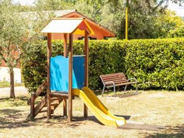 Camping Pas Cher vous présente avec son site Officiel campingpascher.fr, le Camping Cisano San Vito classé 4 étoiles, situé sur la commune de Ciscino Di Bardolino dans le département Vérone (Vénétie) en Italie. Le camping Cisano San Vito, vous présente un hébergement de type mobil-home de 29 m² avec climatisation. Le camping Cisano San Vito vous proposeun séjour PAS CHER avec une REMISEdu sam. 21 mars au sam. 28 mars 2026, en promotion à -42% pour 7 nuits à 260 € au lieu de 455,0 € soit une Économie de 195 €. Cette location propose 15 dates différentes pour réserver votre séjour. Découvrez également les 13 autres gammes d'hébergements du camping. Les Avis clients pour le Camping Cisano San Vito sont de 7 sur 10. LacRivière, Parc aquatique, Piscine extérieure, Animations familiales, Club enfants, Aire de jeux enfants, Baby-foot, Canoë-kayak, Centre équestre, Court de tennis, Cyclisme, Golf, Paddle, Parcours sportif, Ping-pong, Pédalo, Structure gonflable enfants, Terrain de basketball, Terrain de football, Terrain de volley-ball, Terrain multisports, Trampoline, Bar, Pizzeria, Plats à emporter, Restaurant, Snack/Bar, Épicerie,... En savoir plus : cliquez-ICI.