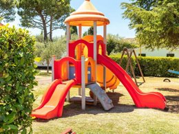 Camping Pas Cher vous présente avec son site Officiel campingpascher.fr, le Camping Cisano San Vito classé 4 étoiles, situé sur la commune de Ciscino Di Bardolino dans le département Vérone (Vénétie) en Italie. Le camping Cisano San Vito, vous présente un hébergement de type mobil-home de 24 m² pour 2 personnes avec climatisation. Le camping Cisano San Vito vous proposeun séjour PAS CHER avec une REMISEdu sam. 21 mars au sam. 28 mars 2026, en promotion à -42% pour 7 nuits à 200 € au lieu de 350,0 € soit une Économie de 150 €. Cette location propose 26 dates différentes pour réserver votre séjour. Découvrez également les 13 autres gammes d'hébergements du camping. Les Avis clients pour le Camping Cisano San Vito sont de 7 sur 10. LacRivière, Parc aquatique, Piscine extérieure, Animations familiales, Club enfants, Aire de jeux enfants, Baby-foot, Canoë-kayak, Centre équestre, Court de tennis, Cyclisme, Golf, Paddle, Parcours sportif, Ping-pong, Pédalo, Structure gonflable enfants, Terrain de basketball, Terrain de football, Terrain de volley-ball, Terrain multisports, Trampoline, Bar, Pizzeria, Plats à emporter, Restaurant, Snack/Bar, Épicerie,... En savoir plus : cliquez-ICI.