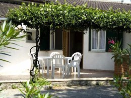 Camping Pas Cher vous présente avec son site Officiel campingpascher.fr, le Camping Cisano San Vito classé 4 étoiles, situé sur la commune de Ciscino Di Bardolino dans le département Vérone (Vénétie) en Italie. Le camping Cisano San Vito, vous présente un hébergement de type bungalow de 25 m² pour 2 personnes avec climatisation. Le camping Cisano San Vito vous propose du vendredi 20 mars au vendredi 27 mars 2026 pour 7 nuits à 525€. Cette location propose 154 dates différentes pour réserver votre séjour. Découvrez également les 13 autres gammes d'hébergements du camping. Les Avis clients pour le Camping Cisano San Vito sont de 7 sur 10. LacRivière, Parc aquatique, Piscine extérieure, Animations familiales, Club enfants, Aire de jeux enfants, Baby-foot, Canoë-kayak, Centre équestre, Court de tennis, Cyclisme, Golf, Paddle, Parcours sportif, Ping-pong, Pédalo, Structure gonflable enfants, Terrain de basketball, Terrain de football, Terrain de volley-ball, Terrain multisports, Trampoline, Bar, Pizzeria, Plats à emporter, Restaurant, Snack/Bar, Épicerie,... En savoir plus : cliquez-ICI.