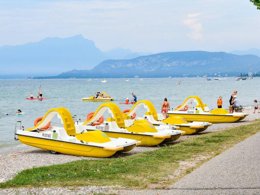 Camping Pas Cher vous présente avec son site Officiel campingpascher.fr, le Camping Cisano San Vito classé 4 étoiles, situé sur la commune de Ciscino Di Bardolino dans le département Vérone (Vénétie) en Italie. Le camping Cisano San Vito, vous présente un hébergement de type mobil-home de 29 m² avec climatisation. Le camping Cisano San Vito vous proposeun séjour PAS CHER avec une REMISEdu sam. 21 mars au sam. 28 mars 2026, en promotion à -42% pour 7 nuits à 260 € au lieu de 455,0 € soit une Économie de 195 €. Cette location propose 22 dates différentes pour réserver votre séjour. Découvrez également les 13 autres gammes d'hébergements du camping. Les Avis clients pour le Camping Cisano San Vito sont de 7 sur 10. LacRivière, Parc aquatique, Piscine extérieure, Animations familiales, Club enfants, Aire de jeux enfants, Baby-foot, Canoë-kayak, Centre équestre, Court de tennis, Cyclisme, Golf, Paddle, Parcours sportif, Ping-pong, Pédalo, Structure gonflable enfants, Terrain de basketball, Terrain de football, Terrain de volley-ball, Terrain multisports, Trampoline, Bar, Pizzeria, Plats à emporter, Restaurant, Snack/Bar, Épicerie,... En savoir plus : cliquez-ICI.