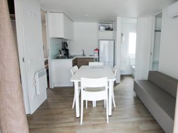 Camping Pas Cher vous présente avec son site Officiel campingpascher.fr, le Camping Cisano San Vito classé 4 étoiles, situé sur la commune de Ciscino Di Bardolino dans le département Vérone (Vénétie) en Italie. Le camping Cisano San Vito, vous présente un hébergement de type mobil-home pour 7 personnes avec climatisation. Le camping Cisano San Vito vous proposeun séjour PAS CHER avec une REMISEdu sam. 10 octobre au sam. 17 octobre 2026, en promotion à -42% pour 7 nuits à 300 € au lieu de 525,0 € soit une Économie de 225 €. Cette location propose 22 dates différentes pour réserver votre séjour. Découvrez également les 13 autres gammes d'hébergements du camping. Les Avis clients pour le Camping Cisano San Vito sont de 7 sur 10. LacRivière, Parc aquatique, Piscine extérieure, Animations familiales, Club enfants, Aire de jeux enfants, Baby-foot, Canoë-kayak, Centre équestre, Court de tennis, Cyclisme, Golf, Paddle, Parcours sportif, Ping-pong, Pédalo, Structure gonflable enfants, Terrain de basketball, Terrain de football, Terrain de volley-ball, Terrain multisports, Trampoline, Bar, Pizzeria, Plats à emporter, Restaurant, Snack/Bar, Épicerie,... En savoir plus : cliquez-ICI.