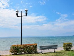 Camping Pas Cher vous présente avec son site Officiel campingpascher.fr, le Camping Cisano San Vito classé 4 étoiles, situé sur la commune de Ciscino Di Bardolino dans le département Vérone (Vénétie) en Italie. Le camping Cisano San Vito, vous présente un hébergement de type mobil-home de 29 m² avec climatisation. Le camping Cisano San Vito vous proposeun séjour PAS CHER avec une REMISEdu sam. 17 octobre au sam. 24 octobre 2026, en promotion à -42% pour 7 nuits à 220 € au lieu de 385,0 € soit une Économie de 165 €. Cette location propose 22 dates différentes pour réserver votre séjour. Découvrez également les 13 autres gammes d'hébergements du camping. Les Avis clients pour le Camping Cisano San Vito sont de 7 sur 10. LacRivière, Parc aquatique, Piscine extérieure, Animations familiales, Club enfants, Aire de jeux enfants, Baby-foot, Canoë-kayak, Centre équestre, Court de tennis, Cyclisme, Golf, Paddle, Parcours sportif, Ping-pong, Pédalo, Structure gonflable enfants, Terrain de basketball, Terrain de football, Terrain de volley-ball, Terrain multisports, Trampoline, Bar, Pizzeria, Plats à emporter, Restaurant, Snack/Bar, Épicerie,... En savoir plus : cliquez-ICI.