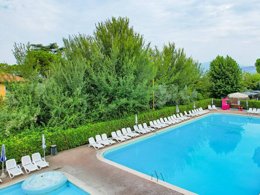 Camping Pas Cher vous présente avec son site Officiel campingpascher.fr, le Camping Cisano San Vito classé 4 étoiles, situé sur la commune de Ciscino Di Bardolino dans le département Vérone (Vénétie) en Italie. Le camping Cisano San Vito, vous présente un hébergement de type bungalow de 25 m² pour 2 personnes avec climatisation. Le camping Cisano San Vito vous propose du vendredi 20 mars au vendredi 27 mars 2026 pour 7 nuits à 525€. Cette location propose 154 dates différentes pour réserver votre séjour. Découvrez également les 13 autres gammes d'hébergements du camping. Les Avis clients pour le Camping Cisano San Vito sont de 7 sur 10. LacRivière, Parc aquatique, Piscine extérieure, Animations familiales, Club enfants, Aire de jeux enfants, Baby-foot, Canoë-kayak, Centre équestre, Court de tennis, Cyclisme, Golf, Paddle, Parcours sportif, Ping-pong, Pédalo, Structure gonflable enfants, Terrain de basketball, Terrain de football, Terrain de volley-ball, Terrain multisports, Trampoline, Bar, Pizzeria, Plats à emporter, Restaurant, Snack/Bar, Épicerie,... En savoir plus : cliquez-ICI.