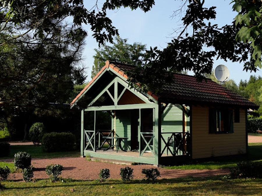 Camping Pas Cher vous présente avec son site Officiel campingpascher.fr, le Camping Le Lac Des Sapins classé 4 étoiles, situé sur la commune de Cublize dans le département Rhône (Rhône Alpes) en France. Le camping Le Lac Des Sapins, vous présente un hébergement de type chalet. Le camping Le Lac Des Sapins vous proposeun séjour PAS CHER avec une REMISEdu dimanche 21 juin au dimanche 28 juin 2026, en promotion à -60% pour 7 nuits à 179 € au lieu de 448,0 € soit une Économie de 269 €. Cette location propose 61 dates différentes pour réserver votre séjour. Découvrez également les 7 autres gammes d'hébergements du camping. Les Avis clients pour le Camping Le Lac Des Sapins sont de 7 sur 10. Lac, Animations familiales, Aire de jeux enfants, Court de tennis, Ping-pong, Pétanque, Structure gonflable enfants, Terrain multisports, Bar, Dépôt de pain, Restaurant, Snack/Bar, Épicerie,... En savoir plus : cliquez-ICI.