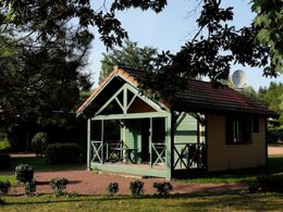 Camping Pas Cher vous présente avec son site Officiel campingpascher.fr, le Camping Le Lac Des Sapins classé 4 étoiles, situé sur la commune de Cublize dans le département Rhône (Rhône Alpes) en France. Le camping Le Lac Des Sapins, vous présente un hébergement de type chalet. Le camping Le Lac Des Sapins vous propose du sam. 12 septembre au sam. 19 septembre 2026, en promotion à -8% pour 7 nuits à 408,92 € au lieu de 444,48 € soit une Économie de 35,56 €. Cette location propose 124 dates différentes pour réserver votre séjour. Découvrez également les 7 autres gammes d'hébergements du camping. Les Avis clients pour le Camping Le Lac Des Sapins sont de 7 sur 10. Lac, Animations familiales, Aire de jeux enfants, Court de tennis, Ping-pong, Pétanque, Structure gonflable enfants, Terrain multisports, Bar, Dépôt de pain, Restaurant, Snack/Bar, Épicerie,... En savoir plus : cliquez-ICI.