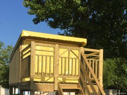 Camping Pas Cher vous présente avec son site Officiel campingpascher.fr, le Camping Le Lac Des Sapins classé 4 étoiles, situé sur la commune de Cublize dans le département Rhône (Rhône Alpes) en France. Le camping Le Lac Des Sapins, vous présente un hébergement de type tente. Le camping Le Lac Des Sapins vous propose du lundi 14 septembre au lundi 21 septembre 2026, en promotion à -8% pour 7 nuits à 391,46 € au lieu de 425,5 € soit une Économie de 34,04 €. Cette location propose 148 dates différentes pour réserver votre séjour. Découvrez également les 7 autres gammes d'hébergements du camping. Les Avis clients pour le Camping Le Lac Des Sapins sont de 7 sur 10. Lac, Animations familiales, Aire de jeux enfants, Court de tennis, Ping-pong, Pétanque, Structure gonflable enfants, Terrain multisports, Bar, Dépôt de pain, Restaurant, Snack/Bar, Épicerie,... En savoir plus : cliquez-ICI.