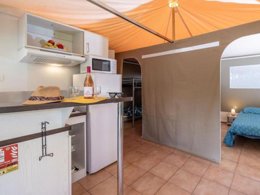 Camping Pas Cher vous présente avec son site Officiel campingpascher.fr, le Camping Le Lac Des Sapins classé 4 étoiles, situé sur la commune de Cublize dans le département Rhône (Rhône Alpes) en France. Le camping Le Lac Des Sapins, vous présente un hébergement de type chalet pour 4 personnes. Le camping Le Lac Des Sapins vous propose du dimanche 13 septembre au dimanche 20 septembre 2026, en promotion à -8% pour 7 nuits à 306,82 € au lieu de 333,5 € soit une Économie de 26,68 €. Cette location propose 124 dates différentes pour réserver votre séjour. Découvrez également les 7 autres gammes d'hébergements du camping. Les Avis clients pour le Camping Le Lac Des Sapins sont de 7 sur 10. Lac, Animations familiales, Aire de jeux enfants, Court de tennis, Ping-pong, Pétanque, Structure gonflable enfants, Terrain multisports, Bar, Dépôt de pain, Restaurant, Snack/Bar, Épicerie,... En savoir plus : cliquez-ICI.