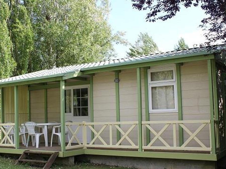 Camping Pas Cher vous présente avec son site Officiel campingpascher.fr, le Camping Le Plan D'eau St Charles classé 3 étoiles, situé sur la commune de Damiatte dans le département Tarn (Midi Pyrénées) en France. Le camping Le Plan D'eau St Charles, vous présente un hébergement de type chalet de 28 m² pour 2 personnes. Le camping Le Plan D'eau St Charles vous propose du sam. 04 juillet au sam. 11 juillet 2026 pour 7 nuits à 664€. Cette location propose 43 dates différentes pour réserver votre séjour. Découvrez également les 4 autres gammes d'hébergements du camping. Les Avis clients pour le Camping Le Plan D'eau St Charles sont excellents avec une note moyenne de 8 sur 10. LacRivière, Lagon, Animation enfants, Animations familiales, Club enfants, Aire de jeux enfants, Canoë-kayak, Centre équestre, Cyclisme, Golf, Paddle, Ping-pong, Planche à voile, Pédalo, Pétanque, Randonnée, Terrain de volley-ball, Tir à l’arc, Trampoline, Bar, Dépôt de pain, Plats à emporter, Restaurant, Snack/Bar, Supermarché, Épicerie,... En savoir plus : cliquez-ICI.