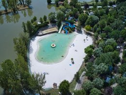 Camping Pas Cher vous présente avec son site Officiel campingpascher.fr, le Camping Le Plan D'eau St Charles classé 3 étoiles, situé sur la commune de Damiatte dans le département Tarn (Midi Pyrénées) en France. Le camping Le Plan D'eau St Charles, vous présente un hébergement de type chalet de 25 m² pour 2 personnes. Le camping Le Plan D'eau St Charles vous propose du sam. 22 août au sam. 29 août 2026 pour 7 nuits à 617€. Cette location propose 42 dates différentes pour réserver votre séjour. Découvrez également les 4 autres gammes d'hébergements du camping. Les Avis clients pour le Camping Le Plan D'eau St Charles sont excellents avec une note moyenne de 8 sur 10. LacRivière, Lagon, Animation enfants, Animations familiales, Club enfants, Aire de jeux enfants, Canoë-kayak, Centre équestre, Cyclisme, Golf, Paddle, Ping-pong, Planche à voile, Pédalo, Pétanque, Randonnée, Terrain de volley-ball, Tir à l’arc, Trampoline, Bar, Dépôt de pain, Plats à emporter, Restaurant, Snack/Bar, Supermarché, Épicerie,... En savoir plus : cliquez-ICI.