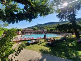 Camping Pas Cher vous présente avec son site Officiel campingpascher.fr, le Camping Les Lavandes classé 3 étoiles, situé sur la commune de Darbres dans le département Ardèche (Rhône Alpes) en France. Le camping Les Lavandes vous propose un hébergement de type chalet de 33 m² avec climatisation. Cet hébergement propose plus de 55 dates différentes pour réserver ! Pour dévouvrir la période la moins chère, consultez la rubrique 'Tarifs' et sélectionnez votre mois de départ. L'établissement vous propose 6 autres types d'hébergements. Découvrez tous nos séjours à petits prix dans la commune et aux alentours de Darbres du département : Ardèche (Rhône Alpes). Les Avis clients pour le Camping Les Lavandes sont excellents avec une note moyenne de 8 sur 10. Piscine extérieure, Animations familiales, Aire de jeux enfants, Baby-foot, Canoë-kayak, Flipper, Ping-pong, Piscine, Randonnée, Salle de jeux vidéo, Trampoline, Bar, Boulangerie, Dépôt de pain, Snack/Bar, Supermarché, Épicerie,... En savoir plus : cliquez-ICI.