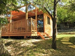 Camping Pas Cher vous présente avec son site Officiel campingpascher.fr, le Camping Les Lavandes classé 3 étoiles, situé sur la commune de Darbres dans le département Ardèche (Rhône Alpes) en France. Le camping Les Lavandes, vous présente un hébergement de type chalet de 25 m² pour 2 personnes avec climatisation. Le camping Les Lavandes vous propose du vendredi 03 avril au vendredi 10 avril 2026 pour 7 nuits à 630€. Cette location propose 141 dates différentes pour réserver votre séjour. Découvrez également les 6 autres gammes d'hébergements du camping. Les Avis clients pour le Camping Les Lavandes sont excellents avec une note moyenne de 8 sur 10. Piscine extérieure, Animations familiales, Aire de jeux enfants, Baby-foot, Canoë-kayak, Flipper, Ping-pong, Piscine, Randonnée, Salle de jeux vidéo, Trampoline, Bar, Boulangerie, Dépôt de pain, Snack/Bar, Supermarché, Épicerie,... En savoir plus : cliquez-ICI.