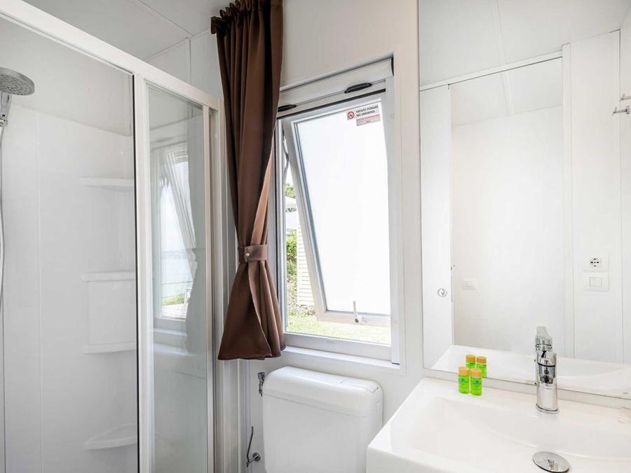 Camping Pas Cher vous présente avec son site Officiel campingpascher.fr, le Camping Club Del Sole Desenzano Boutique Resort/ Glam classé 4 étoiles, situé sur la commune de Desenzano Del Garda dans le département Brescia (Lombardie) en Italie. Le camping Club Del Sole Desenzano Boutique Resort/ Glam vous propose un hébergement de type lodge pour 1 personne avec climatisation. L'établissement vous propose 10 autres types d'hébergements. Découvrez tous nos séjours à petits prix dans la commune et aux alentours de Desenzano Del Garda du département : Brescia (Lombardie). Lac, Piscine extérieure, Animations familiales, Club enfants, Aire de jeux enfants, Court de tennis, Golf, Salle de fitness, Structure gonflable enfants, Terrain de football, Bar, Pizzeria, Snack/Bar, Épicerie,... En savoir plus : cliquez-ICI.