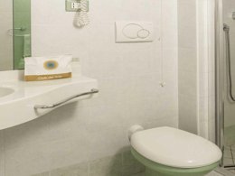 Camping Pas Cher vous présente avec son site Officiel campingpascher.fr, le Camping San Francesco Desenzano classé 4 étoiles, situé sur la commune de Desenzano Del Garda dans le département Brescia (Lombardie) en Italie. Le camping San Francesco Desenzano vous propose un hébergement de type appartement de 70 m² avec climatisation. L'établissement vous propose 11 autres types d'hébergements. Découvrez tous nos séjours à petits prix dans la commune et aux alentours de Desenzano Del Garda du département : Brescia (Lombardie). Lac, Piscine extérieure, Animations familiales, Club enfants, Aire de jeux enfants, Court de tennis, Golf, Salle de fitness, Structure gonflable enfants, Terrain de football, Bar, Pizzeria, Snack/Bar, Épicerie,... En savoir plus : cliquez-ICI.