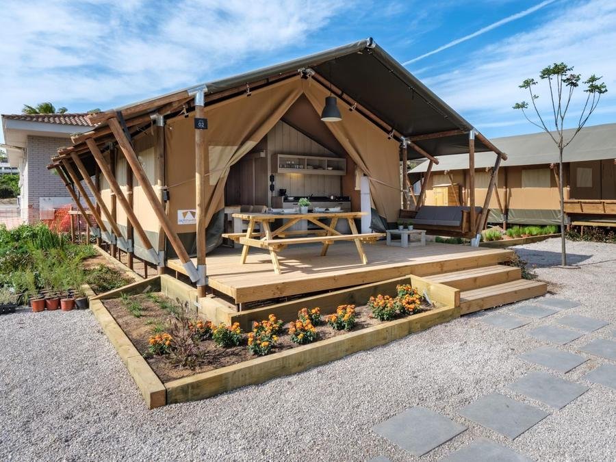 Camping Pas Cher vous présente avec son site Officiel campingpascher.fr, le Camping Estival Vendrell Platja classé 4 étoiles, situé sur la commune de Coma Ruga dans le département Tarragone (Catalogne) en Espagne. Le camping Estival Vendrell Platja, vous présente un hébergement de type tente de 35 m² pour 1 personne avec climatisation et télévision. Le camping Estival Vendrell Platja vous propose du dimanche 27 septembre au dimanche 04 octobre 2026 pour 7 nuits à 573.3€. Cette location propose 64 dates différentes pour réserver votre séjour. Découvrez également les 6 autres gammes d'hébergements du camping. Les Avis clients pour le Camping Estival Vendrell Platja sont excellents avec une note moyenne de 8 sur 10. Mer, Parc aquatique, Piscine extérieure, Animations familiales, Club ados, Club enfants, Aire de jeux enfants, Cyclisme, Golf, Parcours sportif, Ping-pong, Randonnée, Salle de jeux vidéo, Terrain de football, Bar, Pizzeria, Plats à emporter, Restaurant, Snack/Bar, Supermarché,... En savoir plus : cliquez-ICI.