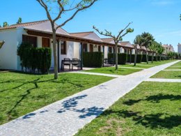 Camping Pas Cher vous présente avec son site Officiel campingpascher.fr, le Camping Estival Vendrell Platja classé 4 étoiles, situé sur la commune de Coma Ruga dans le département Tarragone (Catalogne) en Espagne. Le camping Estival Vendrell Platja, vous présente un hébergement de type bungalow de 28 m² avec climatisation et télévision. Le camping Estival Vendrell Platja vous propose du lundi 27 avril au lundi 04 mai 2026, en promotion à -15% pour 7 nuits à 434,26 € au lieu de 510,9 € soit une Économie de 76,64 €. Cette location propose 159 dates différentes pour réserver votre séjour. Découvrez également les 3 autres gammes d'hébergements du camping. Les Avis clients pour le Camping Estival Vendrell Platja sont excellents avec une note moyenne de 8 sur 10. Mer, Parc aquatique, Piscine extérieure, Animations familiales, Club ados, Club enfants, Aire de jeux enfants, Cyclisme, Golf, Parcours sportif, Ping-pong, Randonnée, Salle de jeux vidéo, Terrain de football, Bar, Pizzeria, Plats à emporter, Restaurant, Snack/Bar, Supermarché,... En savoir plus : cliquez-ICI.