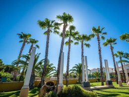 Camping Pas Cher vous présente avec son site Officiel campingpascher.fr, le Camping Estival Vendrell Platja classé 4 étoiles, situé sur la commune de Coma Ruga dans le département Tarragone (Catalogne) en Espagne. Le camping Estival Vendrell Platja, vous présente un hébergement de type bungalow de 28 m² avec climatisation et télévision. Le camping Estival Vendrell Platja vous propose du lundi 06 avril au lundi 13 avril 2026, en promotion à -15% pour 7 nuits à 434 € au lieu de 511,0 € soit une Économie de 77 €. Cette location propose 156 dates différentes pour réserver votre séjour. Découvrez également les 3 autres gammes d'hébergements du camping. Les Avis clients pour le Camping Estival Vendrell Platja sont excellents avec une note moyenne de 8 sur 10. Mer, Parc aquatique, Piscine extérieure, Animations familiales, Club ados, Club enfants, Aire de jeux enfants, Cyclisme, Golf, Parcours sportif, Ping-pong, Randonnée, Salle de jeux vidéo, Terrain de football, Bar, Pizzeria, Plats à emporter, Restaurant, Snack/Bar, Supermarché,... En savoir plus : cliquez-ICI.