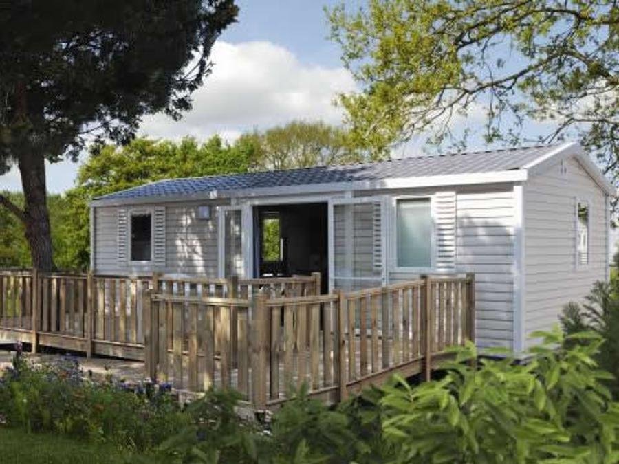 Camping Pas Cher vous présente avec son site Officiel campingpascher.fr, le Camping Du Pasquier classé 3 étoiles, situé sur la commune de Dole dans le département Jura (Franche Comté) en France. Le camping Du Pasquier vous propose un hébergement de type mobil-home de 32 m² pour 1 personne. L'établissement vous propose 5 autres types d'hébergements. Découvrez tous nos séjours à petits prix dans la commune et aux alentours de Dole du département : Jura (Franche Comté). Les Avis clients pour le Camping Du Pasquier sont excellents avec une note moyenne de 8 sur 10. Piscine chauffée, Piscine extérieure, Animations familiales, Aire de jeux enfants, Centre équestre, Court de tennis, Golf, Ping-pong, Pétanque, Terrain multisports, Dépôt de pain, Plats à emporter, Snack/Bar, Épicerie,... En savoir plus : cliquez-ICI.