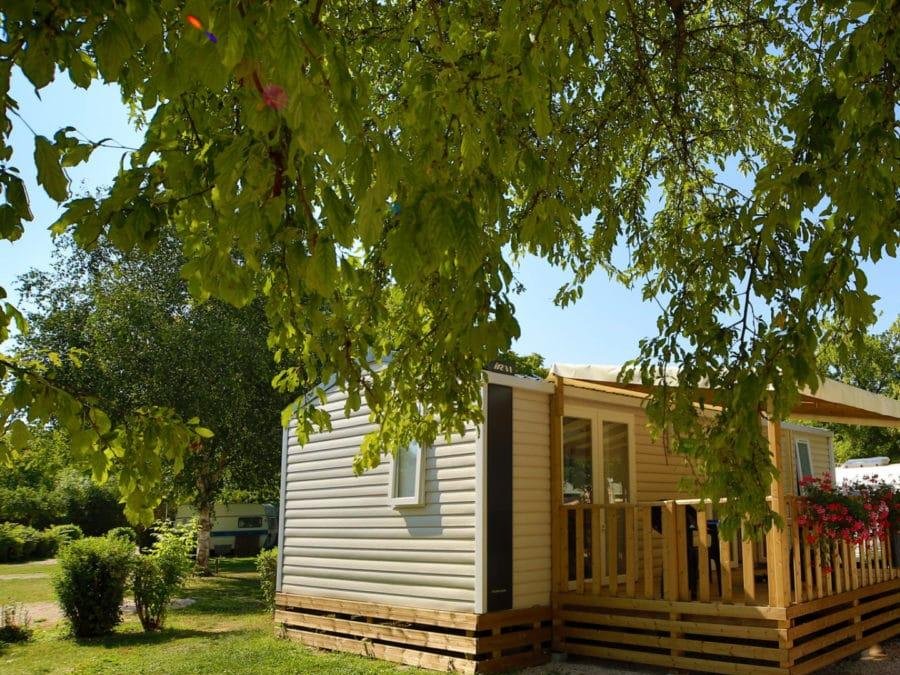 Camping Pas Cher vous présente avec son site Officiel campingpascher.fr, le Camping Du Pasquier classé 3 étoiles, situé sur la commune de Dole dans le département Jura (Franche Comté) en France. Le camping Du Pasquier vous propose un hébergement de type mobil-home de 30 m². L'établissement vous propose 5 autres types d'hébergements. Découvrez tous nos séjours à petits prix dans la commune et aux alentours de Dole du département : Jura (Franche Comté). Les Avis clients pour le Camping Du Pasquier sont excellents avec une note moyenne de 8 sur 10. Piscine chauffée, Piscine extérieure, Animations familiales, Aire de jeux enfants, Centre équestre, Court de tennis, Golf, Ping-pong, Pétanque, Terrain multisports, Dépôt de pain, Plats à emporter, Snack/Bar, Épicerie,... En savoir plus : cliquez-ICI.