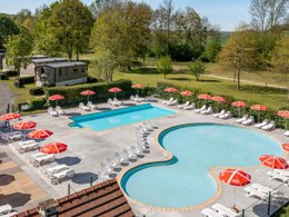 Camping Pas Cher vous présente avec son site Officiel campingpascher.fr, le Camping Country Park Crecy La Chapelle - Next To Disneyland Paris classé 4 étoiles, situé sur la commune de Crecy La Chapelle dans le département Seine-et-marne (île De France) en France. Le camping Country Park Crecy La Chapelle - Next To Disneyland Paris, vous présente un hébergement de type mobil-home de 32 m² et télévision. Le camping Country Park Crecy La Chapelle - Next To Disneyland Paris vous propose du dimanche 14 juin au dimanche 21 juin 2026, en promotion à -7% pour 7 nuits à 1003,20 € au lieu de 1081,2 € soit une Économie de 78 €. Cette location propose 73 dates différentes pour réserver votre séjour. Découvrez également les 5 autres gammes d'hébergements du camping. Les Avis clients pour le Camping Country Park Crecy La Chapelle - Next To Disneyland Paris sont excellents avec une note moyenne de 9 sur 10. Piscine chauffée, Piscine extérieure, Aire de jeux enfants, Golf, Ping-pong, Pétanque, Dépôt de pain, Food truck, Pizzeria, Plats à emporter, Épicerie,... En savoir plus : cliquez-ICI.