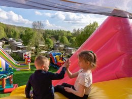 Camping Pas Cher vous présente avec son site Officiel campingpascher.fr, le Camping Country Park Crecy La Chapelle - Next To Disneyland Paris classé 4 étoiles, situé sur la commune de Crecy La Chapelle dans le département Seine-et-marne (île De France) en France. Le camping Country Park Crecy La Chapelle - Next To Disneyland Paris vous propose un hébergement de type mobil-home de 64 m² (télévision). L'établissement vous propose 5 autres types d'hébergements. Découvrez tous nos séjours à petits prix dans la commune et aux alentours de Crecy La Chapelle du département : Seine-et-marne (île De France). Les Avis clients pour le Camping Country Park Crecy La Chapelle - Next To Disneyland Paris sont excellents avec une note moyenne de 9 sur 10. Piscine chauffée, Piscine extérieure, Aire de jeux enfants, Golf, Ping-pong, Pétanque, Dépôt de pain, Food truck, Pizzeria, Plats à emporter, Épicerie,... En savoir plus : cliquez-ICI.