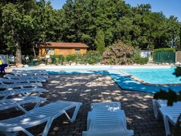 Camping Pas Cher vous présente avec son site Officiel campingpascher.fr, le Camping Le Bois Des Ecureuils classé 2 étoiles, situé sur la commune de Domazan dans le département Gard (Languedoc Roussillon) en France. Le camping Le Bois Des Ecureuils, vous présente un hébergement de type mobil-home de 18 m². Le camping Le Bois Des Ecureuils vous propose du lundi 31 août au lundi 07 septembre 2026 pour 7 nuits à 200€. Cette location propose 25 dates différentes pour réserver votre séjour. Découvrez également les 5 autres gammes d'hébergements du camping. Les Avis clients pour le Camping Le Bois Des Ecureuils sont excellents avec une note moyenne de 8 sur 10. Piscine extérieure, Animations familiales, Aire de jeux enfants, Centre équestre, Pétanque, Bar, Dépôt de pain, Supermarché,... En savoir plus : cliquez-ICI.