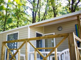 Camping Pas Cher vous présente avec son site Officiel campingpascher.fr, le Camping Le Bois Des Ecureuils classé 2 étoiles, situé sur la commune de Domazan dans le département Gard (Languedoc Roussillon) en France. Le camping Le Bois Des Ecureuils, vous présente un hébergement de type mobil-home de 27 m². Le camping Le Bois Des Ecureuils vous propose du jeudi 30 avril au jeudi 07 mai 2026 pour 7 nuits à 225€. Cette location propose 93 dates différentes pour réserver votre séjour. Découvrez également les 5 autres gammes d'hébergements du camping. Les Avis clients pour le Camping Le Bois Des Ecureuils sont excellents avec une note moyenne de 8 sur 10. Piscine extérieure, Animations familiales, Aire de jeux enfants, Centre équestre, Pétanque, Bar, Dépôt de pain, Supermarché,... En savoir plus : cliquez-ICI.