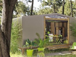 Camping Pas Cher vous présente avec son site Officiel campingpascher.fr, le Camping Le Bois Des Ecureuils classé 2 étoiles, situé sur la commune de Domazan dans le département Gard (Languedoc Roussillon) en France. Le camping Le Bois Des Ecureuils, vous présente un hébergement de type tente en toile et bois de 18 m². Le camping Le Bois Des Ecureuils vous propose du jeudi 30 avril au jeudi 07 mai 2026 pour 7 nuits à 140€. Cette location propose 93 dates différentes pour réserver votre séjour. Découvrez également les 5 autres gammes d'hébergements du camping. Les Avis clients pour le Camping Le Bois Des Ecureuils sont excellents avec une note moyenne de 8 sur 10. Piscine extérieure, Animations familiales, Aire de jeux enfants, Centre équestre, Pétanque, Bar, Dépôt de pain, Supermarché,... En savoir plus : cliquez-ICI.