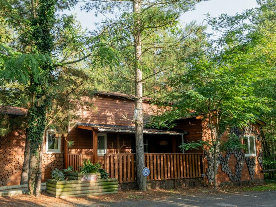 Camping Pas Cher vous présente avec son site Officiel campingpascher.fr, le Camping DéfiPlanet' classé 4 étoiles, situé sur la commune de Dienne dans le département Vienne (Poitou Charentes) en France. Le camping DéfiPlanet' vous propose un hébergement de type chambre de 25 m² (télévision). L'établissement vous propose 28 autres types d'hébergements. Découvrez tous nos séjours à petits prix dans la commune et aux alentours de Dienne du département : Vienne (Poitou Charentes). Les Avis clients pour le Camping DéfiPlanet' sont de 7 sur 10. Lagon, Piscine couverte, Animations familiales, Aire de jeux enfants, Pétanque, Dépôt de pain, Plats à emporter, Snack/Bar, Épicerie,... En savoir plus : cliquez-ICI.