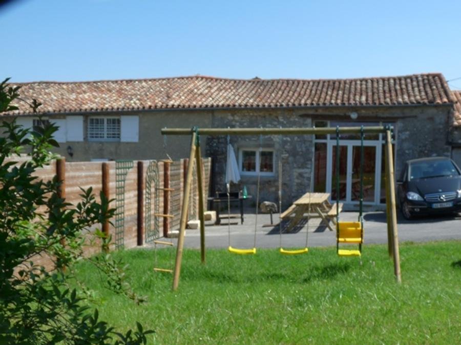 Camping Pas Cher vous présente avec son site Officiel campingpascher.fr, le Camping DéfiPlanet' classé 4 étoiles, situé sur la commune de Dienne dans le département Vienne (Poitou Charentes) en France. Le camping DéfiPlanet', vous présente un hébergement de type maison de campagne pour 8 personnes et télévision. Le camping DéfiPlanet' vous propose du dimanche 27 septembre au dimanche 04 octobre 2026 pour 7 nuits à 756€. Cette location propose 26 dates différentes pour réserver votre séjour. Découvrez également les 24 autres gammes d'hébergements du camping. Les Avis clients pour le Camping DéfiPlanet' sont de 7 sur 10. Piscine chauffée, Piscine couverte, Animations familiales, Aire de jeux enfants, Centre équestre, Pétanque, Dépôt de pain, Plats à emporter, Snack/Bar, Épicerie,... En savoir plus : cliquez-ICI.