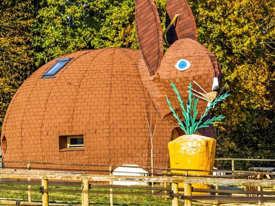 Camping Pas Cher vous présente avec son site Officiel campingpascher.fr, le Camping DéfiPlanet' classé 4 étoiles, situé sur la commune de Dienne dans le département Vienne (Poitou Charentes) en France. Le camping DéfiPlanet', vous présente un hébergement de type hébergement insolite de 47 m² pour 6 personnes. Le camping DéfiPlanet' vous propose du dimanche 13 septembre au dimanche 20 septembre 2026 pour 7 nuits à 840€. Cette location propose 38 dates différentes pour réserver votre séjour. Découvrez également les 24 autres gammes d'hébergements du camping. Les Avis clients pour le Camping DéfiPlanet' sont de 7 sur 10. Piscine chauffée, Piscine couverte, Animations familiales, Aire de jeux enfants, Centre équestre, Pétanque, Dépôt de pain, Plats à emporter, Snack/Bar, Épicerie,... En savoir plus : cliquez-ICI.