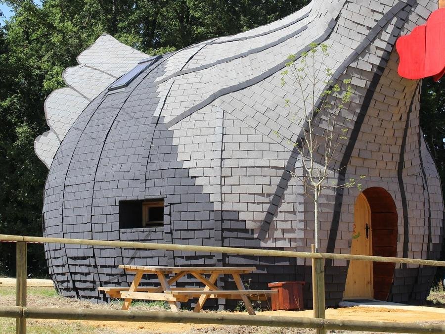Camping Pas Cher vous présente avec son site Officiel campingpascher.fr, le Camping DéfiPlanet' classé 4 étoiles, situé sur la commune de Dienne dans le département Vienne (Poitou Charentes) en France. Le camping DéfiPlanet', vous présente un hébergement de type hébergement insolite de 47 m² pour 6 personnes avec climatisation. Le camping DéfiPlanet' vous propose du dimanche 13 septembre au dimanche 20 septembre 2026 pour 7 nuits à 840€. Cette location propose 37 dates différentes pour réserver votre séjour. Découvrez également les 24 autres gammes d'hébergements du camping. Les Avis clients pour le Camping DéfiPlanet' sont de 7 sur 10. Piscine chauffée, Piscine couverte, Animations familiales, Aire de jeux enfants, Centre équestre, Pétanque, Dépôt de pain, Plats à emporter, Snack/Bar, Épicerie,... En savoir plus : cliquez-ICI.