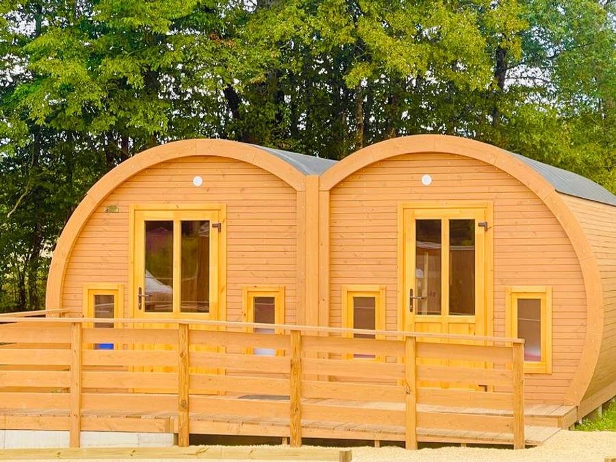 Camping Pas Cher vous présente avec son site Officiel campingpascher.fr, le Camping DéfiPlanet' classé 4 étoiles, situé sur la commune de Dienne dans le département Vienne (Poitou Charentes) en France. Le camping DéfiPlanet', vous présente un hébergement de type hébergement insolite de 35 m² pour 8 personnes. Le camping DéfiPlanet' vous propose du dimanche 13 septembre au dimanche 20 septembre 2026 pour 7 nuits à 462€. Cette location propose 114 dates différentes pour réserver votre séjour. Découvrez également les 24 autres gammes d'hébergements du camping. Les Avis clients pour le Camping DéfiPlanet' sont de 7 sur 10. Lagon, Piscine couverte, Animations familiales, Aire de jeux enfants, Pétanque, Dépôt de pain, Plats à emporter, Snack/Bar, Épicerie,... En savoir plus : cliquez-ICI.