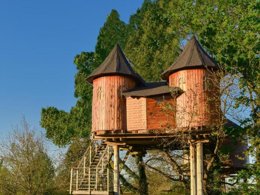 Camping Pas Cher vous présente avec son site Officiel campingpascher.fr, le Camping DéfiPlanet' classé 4 étoiles, situé sur la commune de Dienne dans le département Vienne (Poitou-charentes) en France. Le camping DéfiPlanet', vous présente un hébergement de type hébergement insolite de 27 m². Le camping DéfiPlanet' vous propose du lundi 22 décembre au lundi 29 décembre 2025, en promotion à -6% pour 7 nuits à 595 € au lieu de 637 € soit une Économie de 42 €. Cette location propose 7 dates différentes pour réserver votre séjour. Découvrez également les 7 autres gammes d'hébergements du camping. Les Avis clients pour le Camping DéfiPlanet' sont de 7 sur 10. Piscine chauffée, Piscine couverte, Animations familiales, Aire de jeux enfants, Centre équestre, Pétanque, Dépôt de pain, Plats à emporter, Snack/Bar, Épicerie,... En savoir plus : cliquez-ICI.