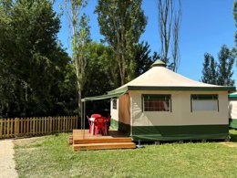 Camping Pas Cher vous présente avec son site Officiel campingpascher.fr, le Camping Le Bourdieu classé 3 étoiles, situé sur la commune de Durfort dans le département Ariège (Midi Pyrénées) en France. Le camping Le Bourdieu, vous présente un hébergement de type tente de 20 m² pour 4 personnes. Le camping Le Bourdieu vous propose du sam. 06 juin au sam. 13 juin 2026 pour 7 nuits à 420€. Cette location propose 55 dates différentes pour réserver votre séjour. Découvrez également les 4 autres gammes d'hébergements du camping. Les Avis clients pour le Camping Le Bourdieu sont excellents avec une note moyenne de 9 sur 10. Piscine extérieure, Animation enfants, Animations familiales, Aire de jeux enfants, Canoë-kayak, Centre équestre, Court de tennis, Cyclisme, Golf, Ping-pong, Piscine, Pétanque, Randonnée, Salle de jeux vidéo, Trampoline, Bar, Dépôt de pain, Plats à emporter, Restaurant, Snack/Bar, Épicerie,... En savoir plus : cliquez-ICI.