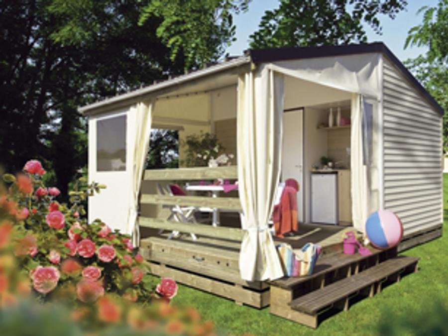 Camping Pas Cher vous présente avec son site Officiel campingpascher.fr, le Camping Les Portes De L'Anjou classé 3 étoiles, situé sur la commune de Durtal dans le département Maine-et-loire (Pays De La Loire) en France. Le camping Les Portes De L'Anjou, vous présente un hébergement de type mobil-home de 21 m² pour 1 personne. Le camping Les Portes De L'Anjou vous propose du dimanche 14 juin au dimanche 21 juin 2026 pour 7 nuits à 303.5€. Cette location propose 106 dates différentes pour réserver votre séjour. Découvrez également les 4 autres gammes d'hébergements du camping. Les Avis clients pour le Camping Les Portes De L'Anjou sont excellents avec une note moyenne de 8 sur 10. Rivière, Piscine chauffée, Piscine extérieure, Aire de jeux enfants, Baby-foot, Cyclisme, Ping-pong, Piscine, Pétanque, Randonnée, Salle de jeux vidéo, Trampoline, Bar, Boulangerie, Bureau de tabac, Dépôt de pain, Plats à emporter, Snack/Bar,... En savoir plus : cliquez-ICI.