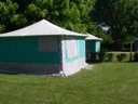 Camping Pas Cher vous présente avec son site Officiel campingpascher.fr, le Camping Les Portes De L'Anjou classé 3 étoiles, situé sur la commune de Durtal dans le département Maine-et-loire (Pays De La Loire) en France. Le camping Les Portes De L'Anjou, vous présente un hébergement de type bungalow toilé de 16 m² pour 2 personnes. Le camping Les Portes De L'Anjou vous propose du mercredi 13 mai au mercredi 20 mai 2026 pour 7 nuits à 282.6€. Cette location propose 145 dates différentes pour réserver votre séjour. Découvrez également les 4 autres gammes d'hébergements du camping. Les Avis clients pour le Camping Les Portes De L'Anjou sont excellents avec une note moyenne de 8 sur 10. Rivière, Piscine chauffée, Piscine extérieure, Aire de jeux enfants, Baby-foot, Cyclisme, Ping-pong, Piscine, Pétanque, Randonnée, Salle de jeux vidéo, Trampoline, Bar, Boulangerie, Bureau de tabac, Dépôt de pain, Plats à emporter, Snack/Bar,... En savoir plus : cliquez-ICI.