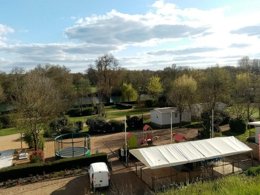 Camping Pas Cher vous présente avec son site Officiel campingpascher.fr, le Camping Les Portes De L'Anjou classé 3 étoiles, situé sur la commune de Durtal dans le département Maine-et-loire (Pays De La Loire) en France. Le camping Les Portes De L'Anjou, vous présente un hébergement de type bungalow toilé de 16 m² pour 2 personnes. Le camping Les Portes De L'Anjou vous propose du vendredi 05 juin au vendredi 12 juin 2026 avec un DÉPART DEMAIN pour 7 nuits à 282.6€. Cette location propose 115 dates différentes pour réserver votre séjour. Découvrez également les 4 autres gammes d'hébergements du camping. Les Avis clients pour le Camping Les Portes De L'Anjou sont excellents avec une note moyenne de 8 sur 10. Rivière, Piscine chauffée, Piscine extérieure, Aire de jeux enfants, Baby-foot, Cyclisme, Ping-pong, Piscine, Pétanque, Randonnée, Salle de jeux vidéo, Trampoline, Bar, Boulangerie, Bureau de tabac, Dépôt de pain, Plats à emporter, Snack/Bar,... En savoir plus : cliquez-ICI.