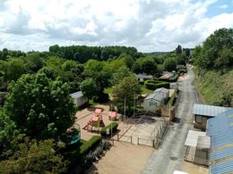 Camping Pas Cher vous présente avec son site Officiel campingpascher.fr, le Camping Les Portes De L'Anjou classé 3 étoiles, situé sur la commune de Durtal dans le département Maine-et-loire (Pays De La Loire) en France. Le camping Les Portes De L'Anjou, vous présente un hébergement de type mobil-home de 29 m² et télévision. Le camping Les Portes De L'Anjou vous propose du vendredi 10 avril au vendredi 17 avril 2026 pour 7 nuits à 416.4€. Cette location propose 154 dates différentes pour réserver votre séjour. Découvrez également les 4 autres gammes d'hébergements du camping. Les Avis clients pour le Camping Les Portes De L'Anjou sont excellents avec une note moyenne de 8 sur 10. Rivière, Piscine chauffée, Piscine extérieure, Aire de jeux enfants, Baby-foot, Cyclisme, Ping-pong, Piscine, Pétanque, Randonnée, Salle de jeux vidéo, Trampoline, Bar, Boulangerie, Bureau de tabac, Dépôt de pain, Plats à emporter, Snack/Bar,... En savoir plus : cliquez-ICI.