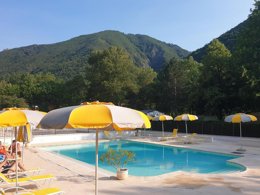 Camping Pas Cher vous présente avec son site Officiel campingpascher.fr, le Camping Les Eaux Chaudes classé 3 étoiles, situé sur la commune de Digne Les Bains dans le département Alpes-de-haute-provence (Provence Alpes Côte D'azur) en France. Le camping Les Eaux Chaudes, vous présente un hébergement de type maison de 30 m² pour 6 personnes et télévision. Le camping Les Eaux Chaudes vous propose du sam. 29 août au sam. 05 septembre 2026 pour 7 nuits à 630€. Cette location propose 19 dates différentes pour réserver votre séjour. Découvrez également les 17 autres gammes d'hébergements du camping. Les Avis clients pour le Camping Les Eaux Chaudes sont excellents avec une note moyenne de 8 sur 10. Piscine chauffée, Piscine extérieure, Animations familiales, Club enfants, Aire de jeux enfants, Baby-foot, Centre équestre, Golf, Ping-pong, Pétanque, Terrain de volley-ball, Bar, Dépôt de pain, Food truck, Pizzeria, Plats à emporter, Snack/Bar,... En savoir plus : cliquez-ICI.