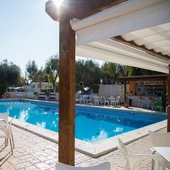 Camping Pas Cher vous présente avec son site Officiel campingpascher.fr, le Établissement Alannia Costa Blanca, situé sur la commune de Alicante dans le département Alicante (Région De Valence) en Espagne. L'établissement Alannia Costa Blanca vous propose un hébergement de type mobile_home de 32 m². L'établissement vous propose 4 autres types d'hébergements. Découvrez tous nos séjours à petits prix dans la commune et aux alentours de Alicante du département : Alicante (Région De Valence).... En savoir plus : cliquez-ICI.