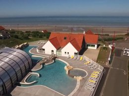 Camping Pas Cher vous présente avec son site Officiel campingpascher.fr, le Camping La Falaise classé 3 étoiles, situé sur la commune de Equihen Plage dans le département Pas-de-calais (Nord Pas De Calais) en France. Le camping La Falaise vous propose un hébergement de type mobil-home de 40 m² pour 6 personnes (télévision). L'établissement vous propose 6 autres types d'hébergements. Découvrez tous nos séjours à petits prix dans la commune et aux alentours de Equihen Plage du département : Pas-de-calais (Nord Pas De Calais). Les Avis clients pour le Camping La Falaise sont excellents avec une note moyenne de 8 sur 10. Piscine couverte, Piscine extérieure, Animations familiales, Aire de jeux enfants, Baby-foot, Ping-pong, Piscine, Pétanque, Sports nautiques, Bar, Plats à emporter, Restaurant,... En savoir plus : cliquez-ICI.