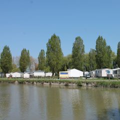 Camping Pas Cher vous présente avec son site Officiel campingpascher.fr, le Établissement Les Tendières, situé sur la commune de Dol De Bretagne dans le département Ille-et-vilaine (Bretagne) en France. L'établissement Les Tendières vous propose un hébergement de type mobilhome. L'établissement vous propose 2 autres types d'hébergements. Découvrez tous nos séjours à petits prix dans la commune et aux alentours de Dol De Bretagne du département : Ille-et-vilaine (Bretagne).... En savoir plus : cliquez-ICI.