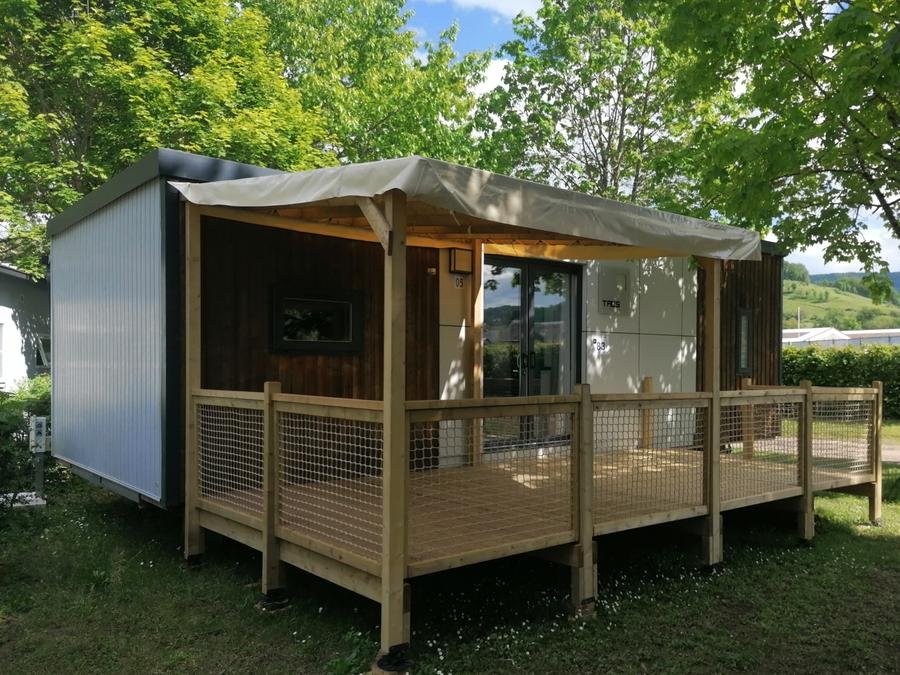 Camping Pas Cher vous présente avec son site Officiel campingpascher.fr, le Camping Roc De L'Arche classé 3 étoiles, situé sur la commune de Espalion dans le département Aveyron (Midi Pyrénées) en France. Le camping Roc De L'Arche vous propose un hébergement de type mobil-home. L'établissement vous propose 3 autres types d'hébergements. Découvrez tous nos séjours à petits prix dans la commune et aux alentours de Espalion du département : Aveyron (Midi Pyrénées). Piscine chauffée, Piscine extérieure, Animation enfants, Animations familiales, Centre équestre, Court de tennis, Cyclisme, Pétanque, Randonnée, Terrain multisports, Snack/Bar, Épicerie,... En savoir plus : cliquez-ICI.