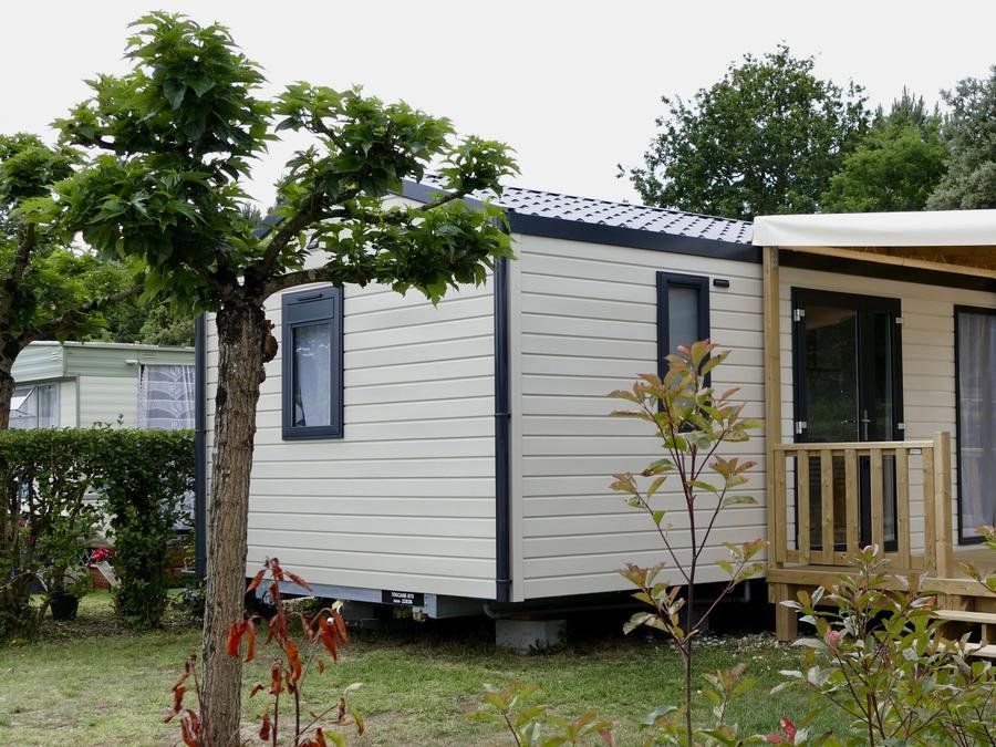 Camping Pas Cher vous présente avec son site Officiel campingpascher.fr, le Camping Les Floralies classé 4 étoiles, situé sur la commune de Dolus D'oléron dans le département Charente-maritime (Poitou Charentes) en France. Le camping Les Floralies, vous présente un hébergement de type mobil-home de 32 m² pour 6 personnes et télévision. Le camping Les Floralies vous proposeun séjour PAS CHER avec une REMISEdu sam. 06 juin au sam. 13 juin 2026, en promotion à -32% pour 7 nuits à 314 € au lieu de 465,0 € soit une Économie de 151 €. Cette location propose 23 dates différentes pour réserver votre séjour. Découvrez également les 9 autres gammes d'hébergements du camping. Les Avis clients pour le Camping Les Floralies sont excellents avec une note moyenne de 8 sur 10. Piscine chauffée, Piscine extérieure, Animations familiales, Aire de jeux enfants, Baby-foot, Centre équestre, Cyclisme, Flipper, Parcours sportif, Ping-pong, Pétanque, Structure gonflable enfants, Terrain de football, Bar, Bureau de tabac, Dépôt de pain, Plats à emporter, Snack/Bar, Station-service, Supermarché,... En savoir plus : cliquez-ICI.