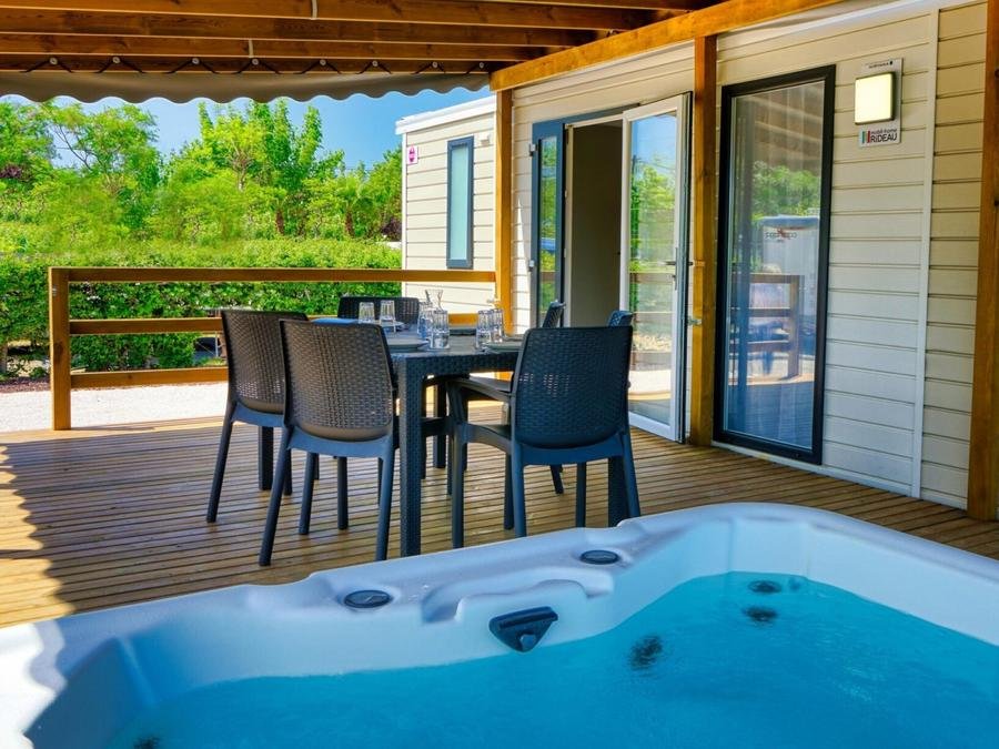 Camping Pas Cher vous présente avec son site Officiel campingpascher.fr, le Camping Les Floralies classé 4 étoiles, situé sur la commune de Dolus D'oléron dans le département Charente-maritime (Poitou Charentes) en France. Le camping Les Floralies, vous présente un hébergement de type mobil-home de 33 m² pour 1 personne avec climatisation et télévision. Le camping Les Floralies vous propose du sam. 29 août au sam. 05 septembre 2026, en promotion à -26% pour 7 nuits à 509 € au lieu de 690,0 € soit une Économie de 181 €. Cette location propose 3 dates différentes pour réserver votre séjour. Découvrez également les 9 autres gammes d'hébergements du camping. Les Avis clients pour le Camping Les Floralies sont excellents avec une note moyenne de 8 sur 10. Piscine chauffée, Piscine extérieure, Animations familiales, Aire de jeux enfants, Baby-foot, Centre équestre, Cyclisme, Flipper, Parcours sportif, Ping-pong, Pétanque, Structure gonflable enfants, Terrain de football, Bar, Bureau de tabac, Dépôt de pain, Plats à emporter, Snack/Bar, Station-service, Supermarché,... En savoir plus : cliquez-ICI.