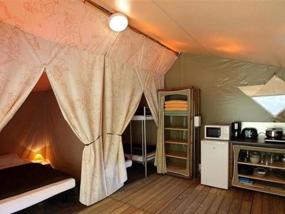 Cliquez pour découvrir toutes les photos de l'HÉBERGEMENT ! tente en toile et bois - Les Floralies photo 2