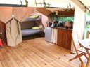 Cliquez pour découvrir toutes les photos de l'HÉBERGEMENT ! tente en toile et bois - camping Les Floralies photo 2