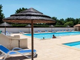 Camping Pas Cher vous présente avec son site Officiel campingpascher.fr, le Camping Les Floralies classé 4 étoiles, situé sur la commune de Dolus D'oléron dans le département Charente-maritime (Poitou Charentes) en France. Le camping Les Floralies, vous présente un hébergement de type mobil-home de 30 m² et télévision. Le camping Les Floralies vous propose du sam. 29 août au sam. 05 septembre 2026, en promotion à -24% pour 7 nuits à 249 € au lieu de 330,0 € soit une Économie de 81 €. Cette location propose 4 dates différentes pour réserver votre séjour. Découvrez également les 9 autres gammes d'hébergements du camping. Les Avis clients pour le Camping Les Floralies sont excellents avec une note moyenne de 8 sur 10. Piscine chauffée, Piscine extérieure, Animations familiales, Aire de jeux enfants, Baby-foot, Centre équestre, Cyclisme, Flipper, Parcours sportif, Ping-pong, Pétanque, Structure gonflable enfants, Terrain de football, Bar, Bureau de tabac, Dépôt de pain, Plats à emporter, Snack/Bar, Station-service, Supermarché,... En savoir plus : cliquez-ICI.